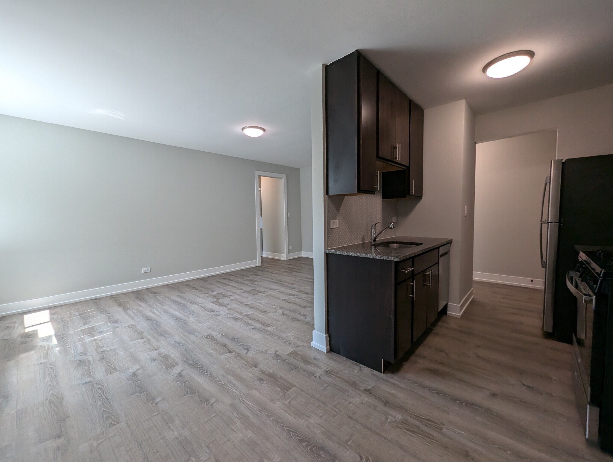 Building Photo - 542 W Surf St