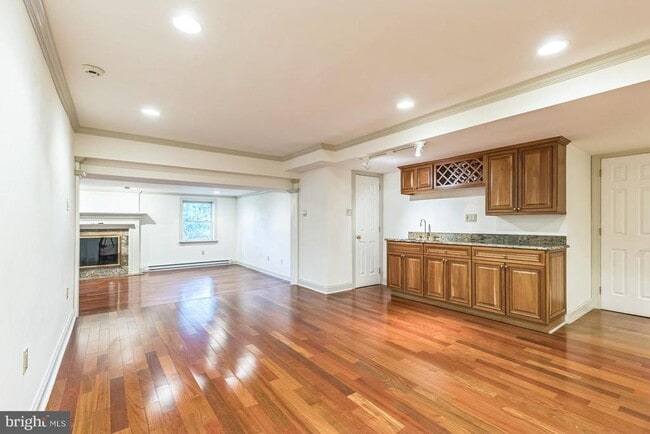 Building Photo - 1720 Honeysuckle Ln