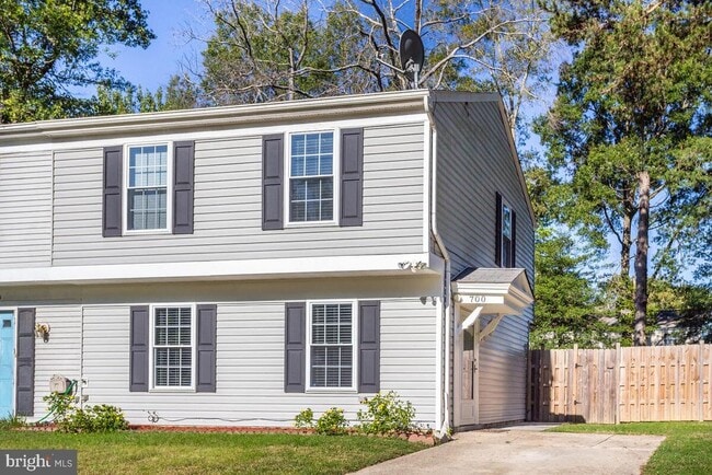 Building Photo - 700 Brandon Cir