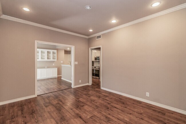 Building Photo - Beautiful townhome in a prime location nea...