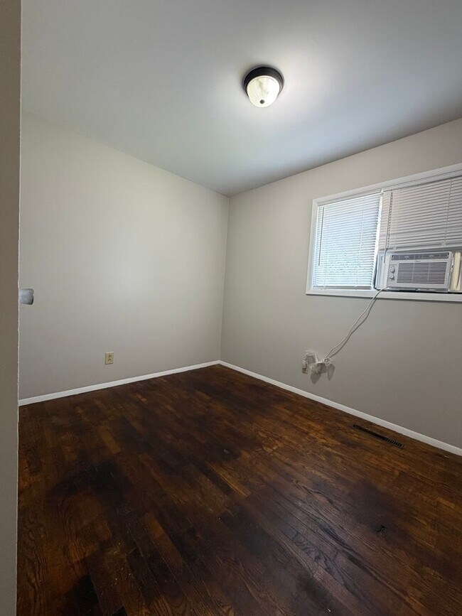 Building Photo - 3 Bedroom in Frankfort!