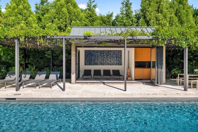 Building Photo - 60 Gansett Ln