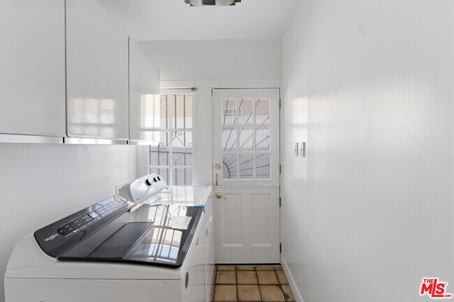Building Photo - 537 N Poinsettia Pl