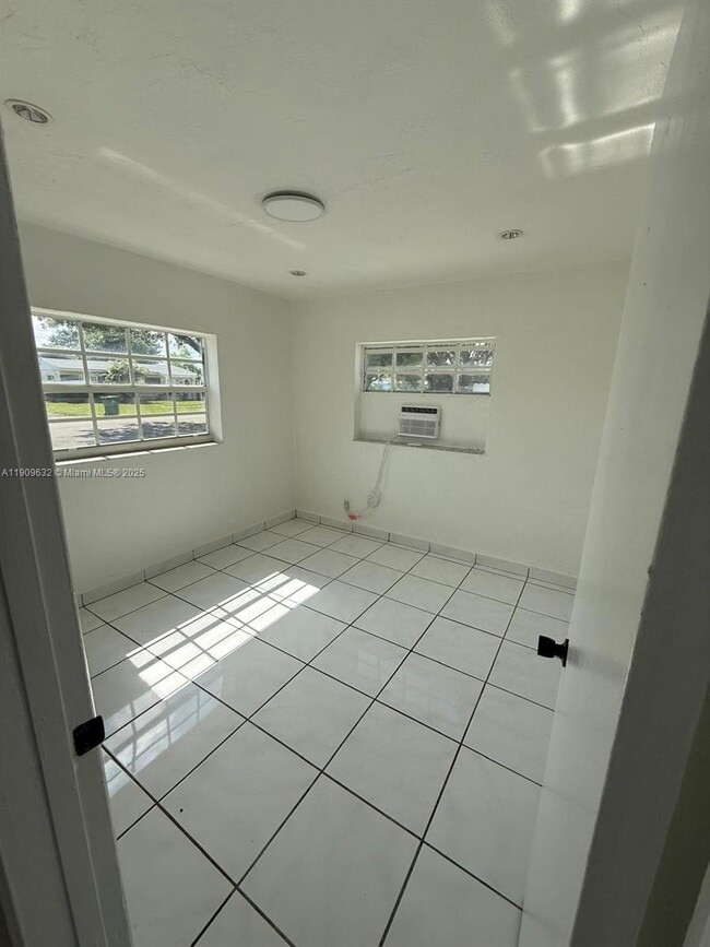 Building Photo - 6931 SW 24th Ct