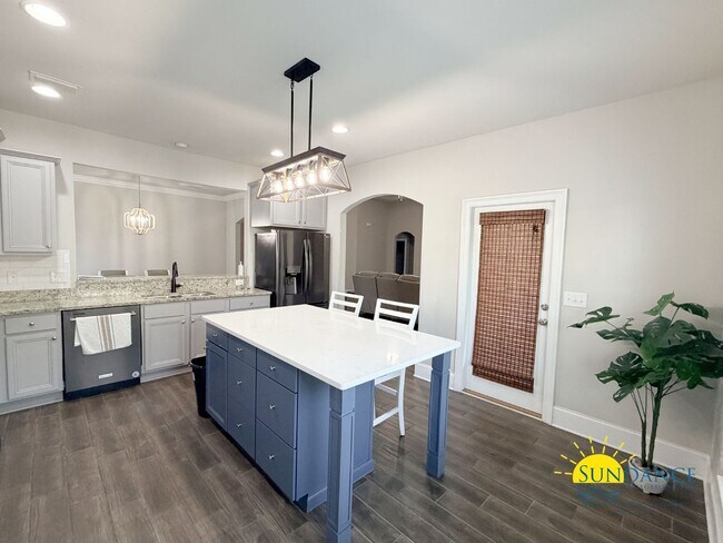 Building Photo - 210 Tropical Breeze Dr