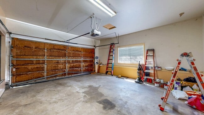 Building Photo - Well Maintain West Side Single Story 3 bedroom 2 bathroom home with 2 car garage