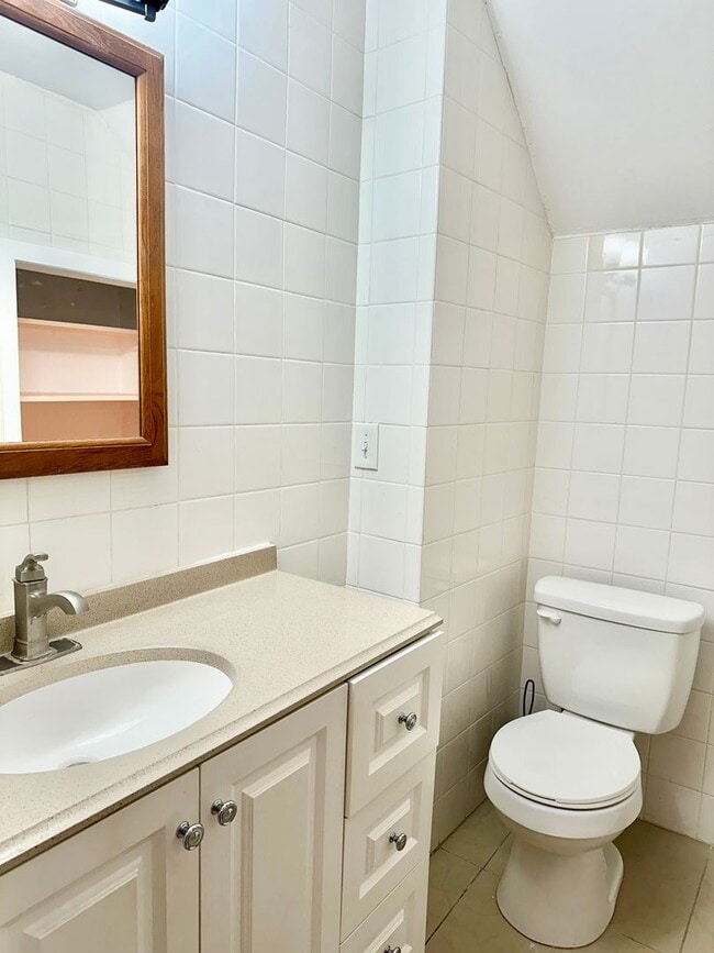 Building Photo - 669 Forest Ave