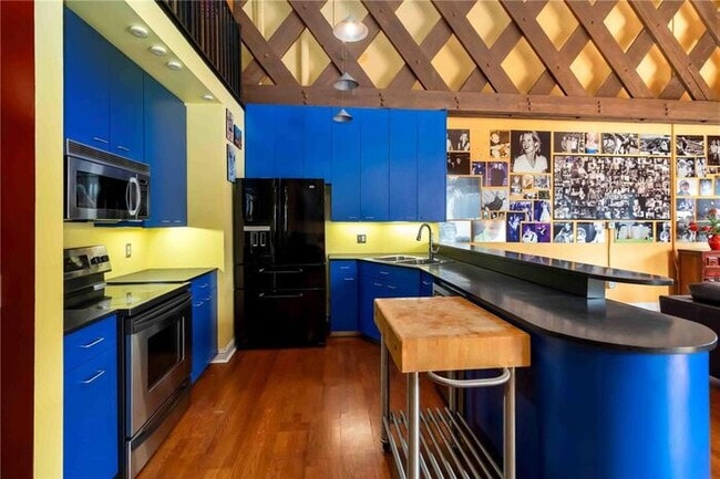 Building Photo - Stunning downtown condo waiting for you to call it home