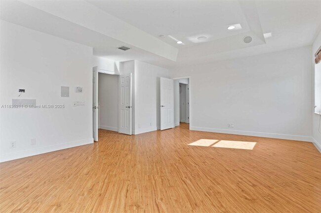 Building Photo - 926 Marina Dr