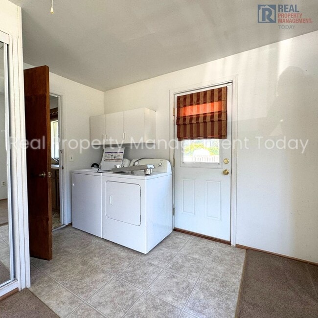 Building Photo - Charming 3 Bedroom Rambler!
