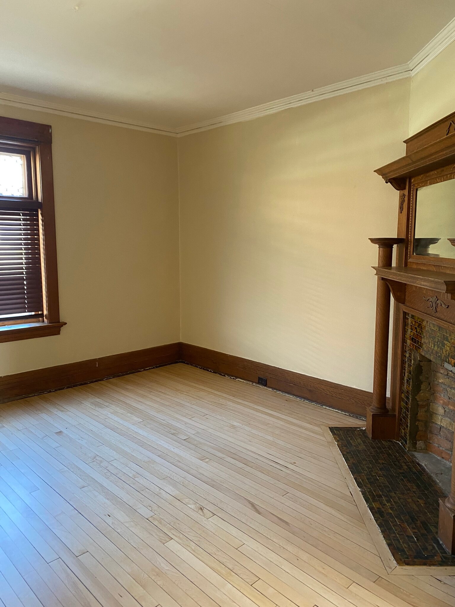 Building Photo - 826 E 2nd St