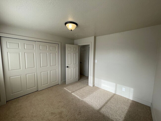 Building Photo - Spacious 6-Bedroom Magna Home with Fenced Yard