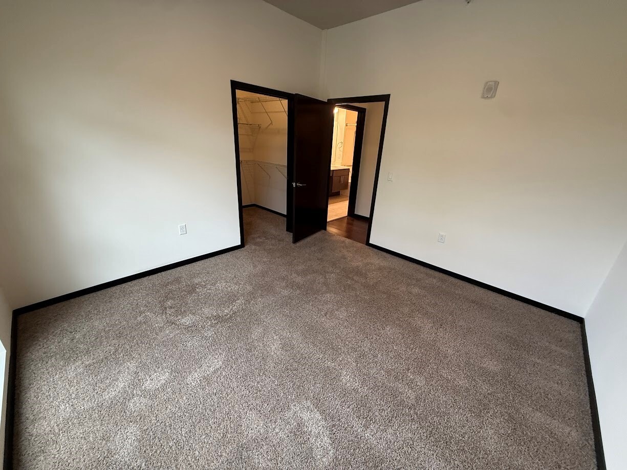 Building Photo - 825 E Mifflin St