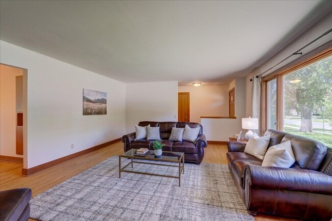 Building Photo - Move in Ready Hill Farms Ranch!