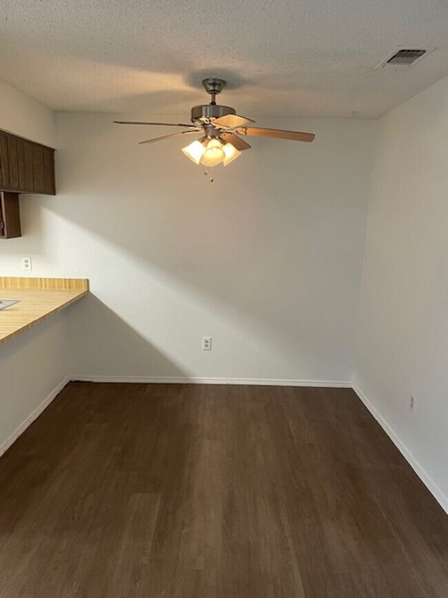 Building Photo - 1106 Brighton Dr