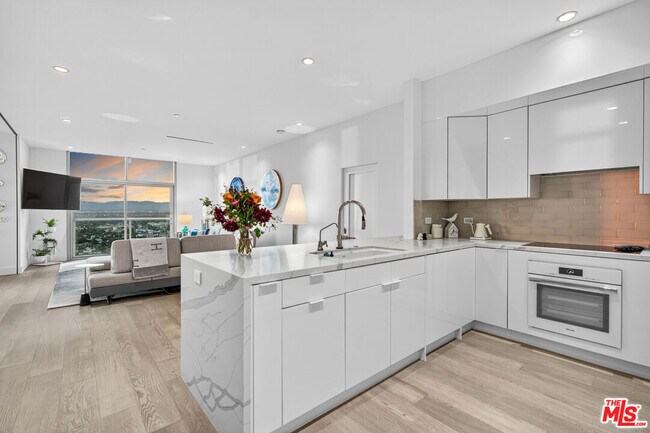 Building Photo - 13700 Marina Pointe Dr