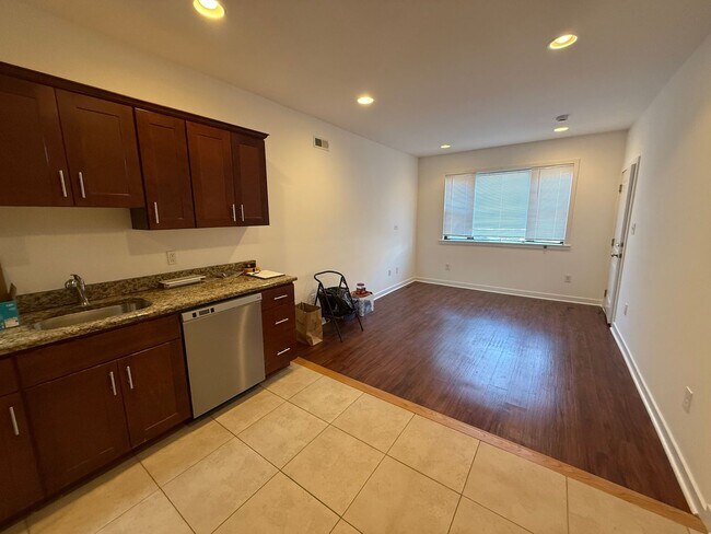 Building Photo - Newly Renovated Triplex East Passyunk