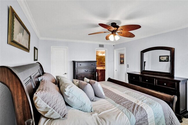 Building Photo - 1160 Hillsboro Mile