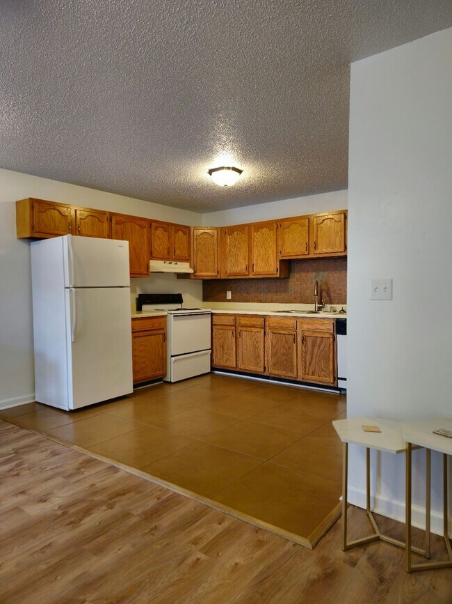 Building Photo - Gorgeous 4 bed 2 bath unit available soon!