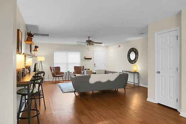 Building Photo - 124 Larkspur Dr