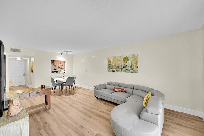 Building Photo - 9503 Boca Cove Cir