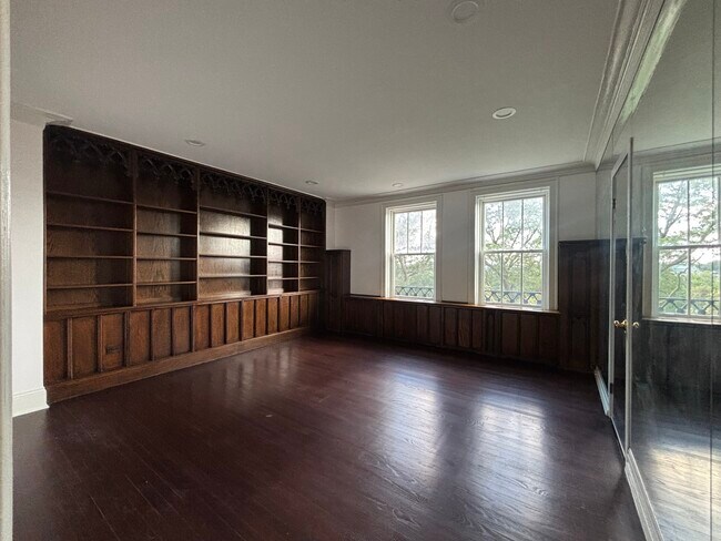 Building Photo - 5555 S Everett Ave