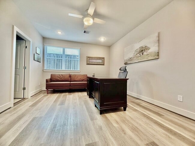 Building Photo - 1254 N Post Oak Rd