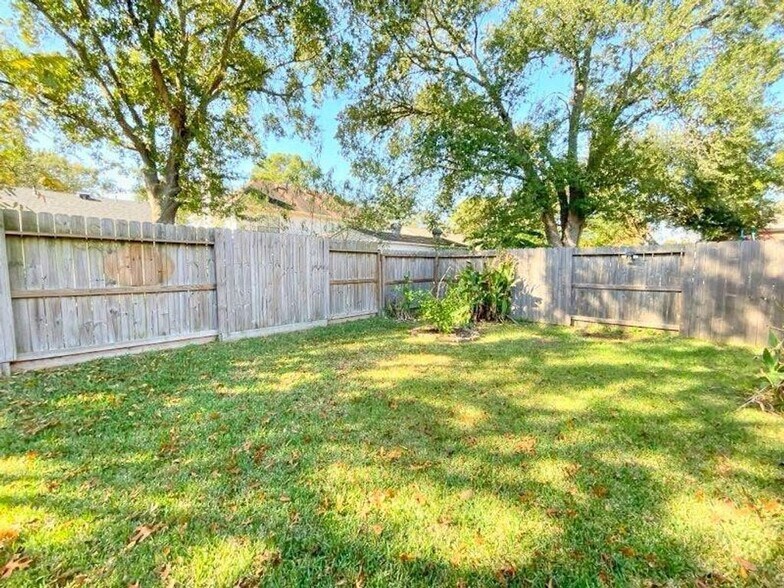 Building Photo - 18083 Holly Forest Dr