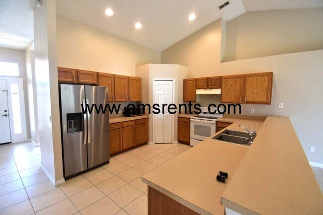 Building Photo - Spacious 3 bedroom 2 bath in Poinciana