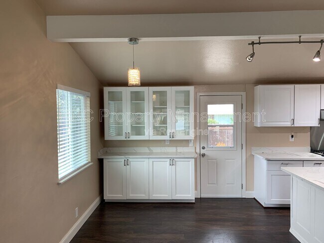 Building Photo - 1975 Paralta Ave