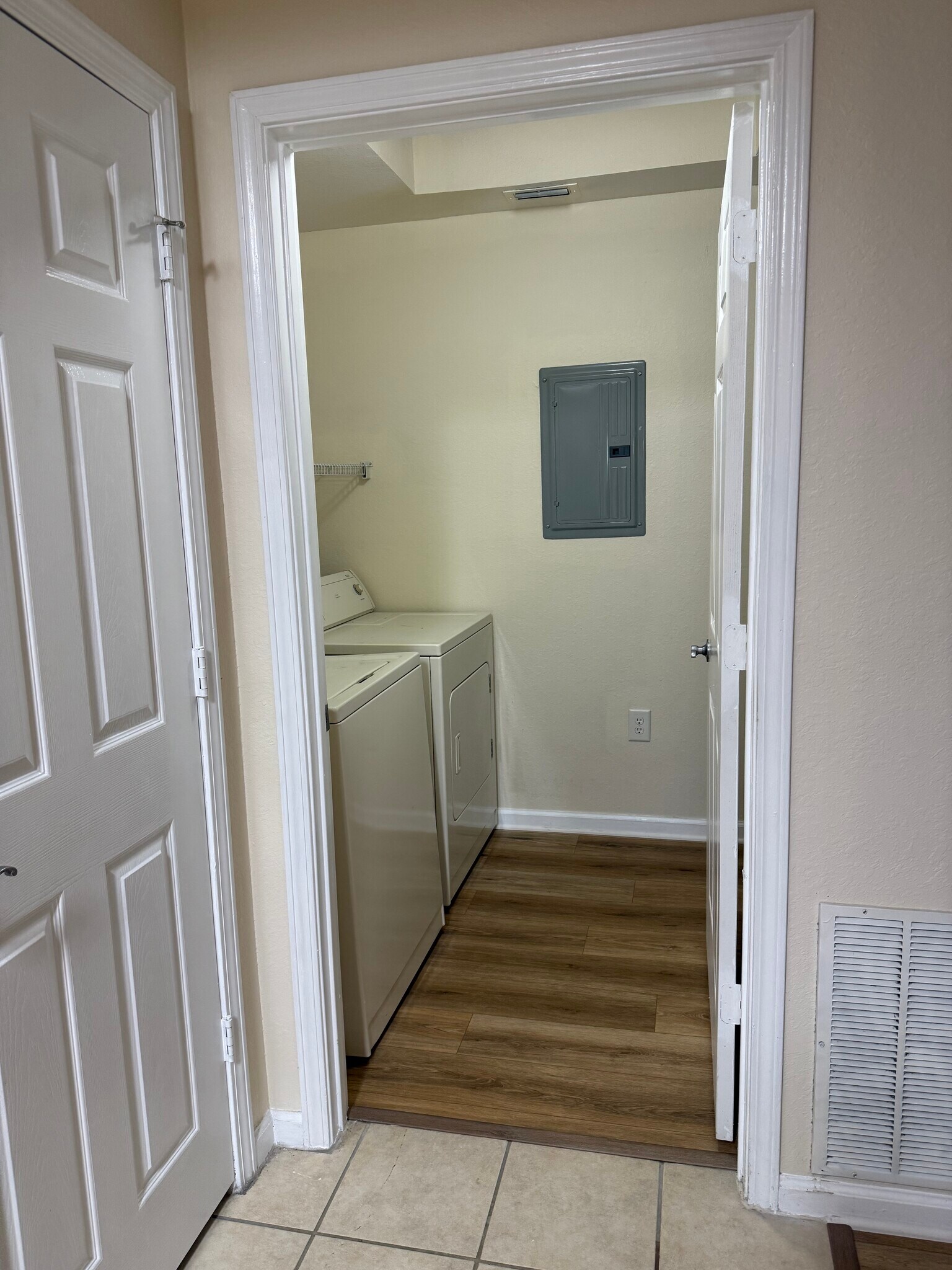 Laundry Room - 10075 Gate Pky N