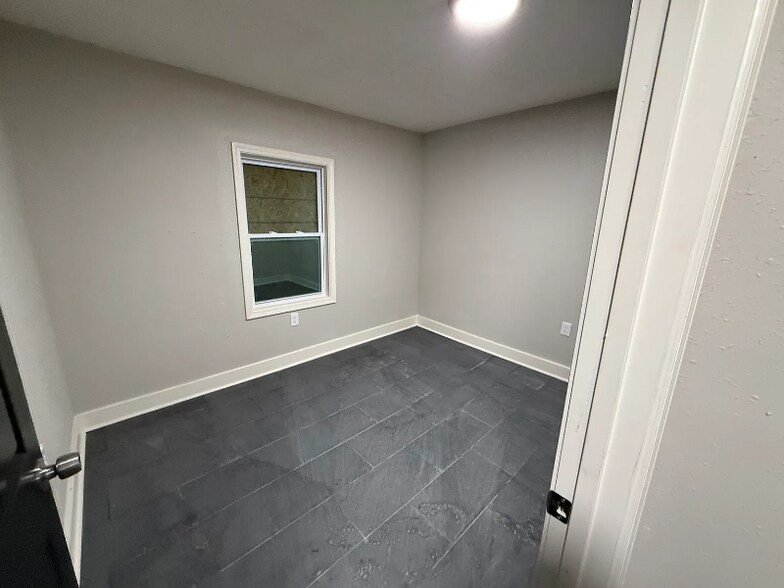 Building Photo - 2379 Saratoga Ave