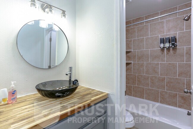 Building Photo - 614 Adams Ave