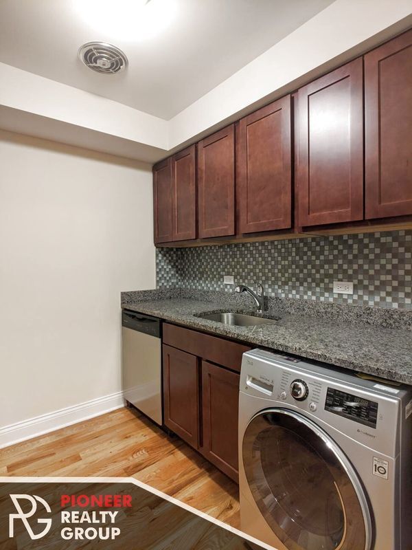 Building Photo - 555 W Arlington Pl