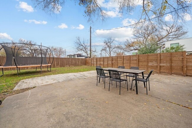 Building Photo - 912 Mansell Ave