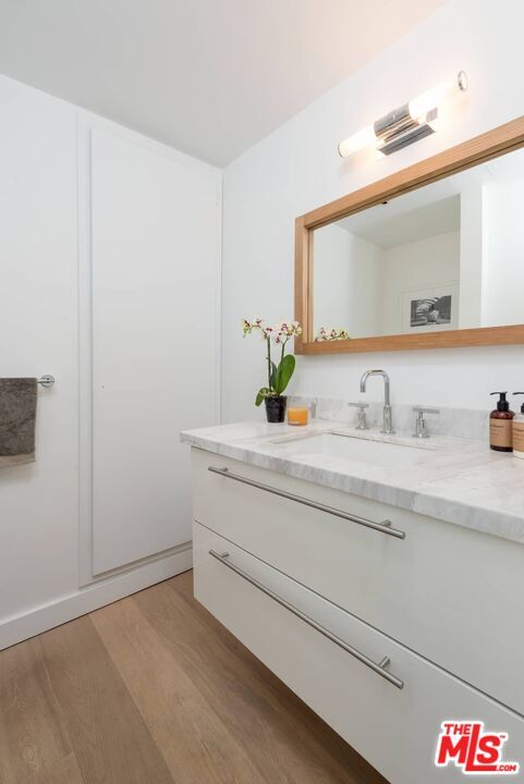 Building Photo - 838 N Doheny Dr