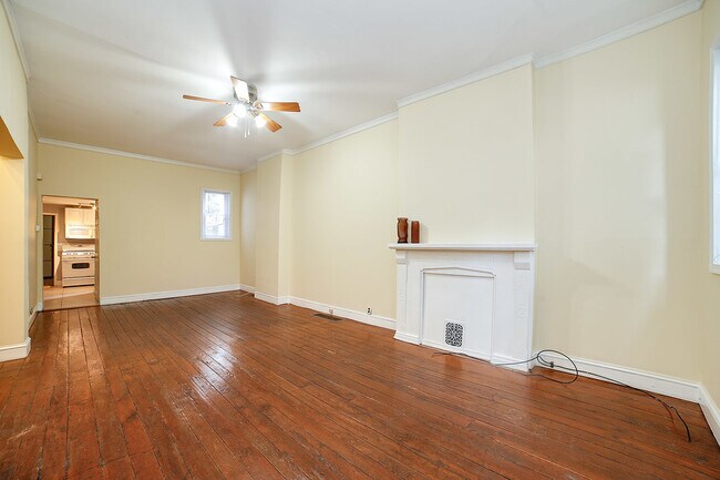 Building Photo - 1933 Montrose St