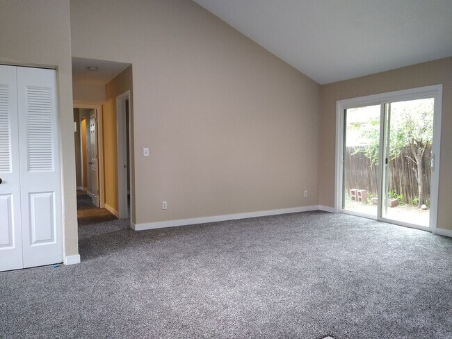 Building Photo - Charming 2 Bedroom 2 Bath w/ Large Yard, 1 Car Garage and Central Air/Heat