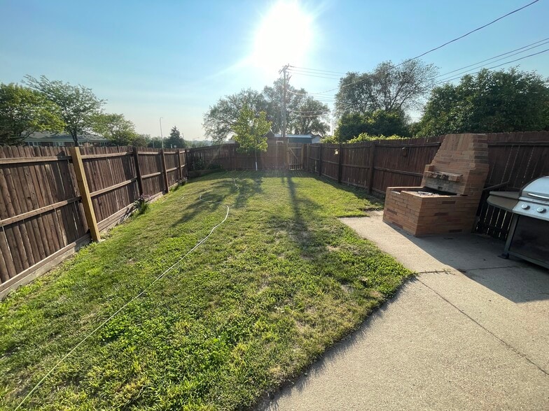 Backyard - 322 S 10th St