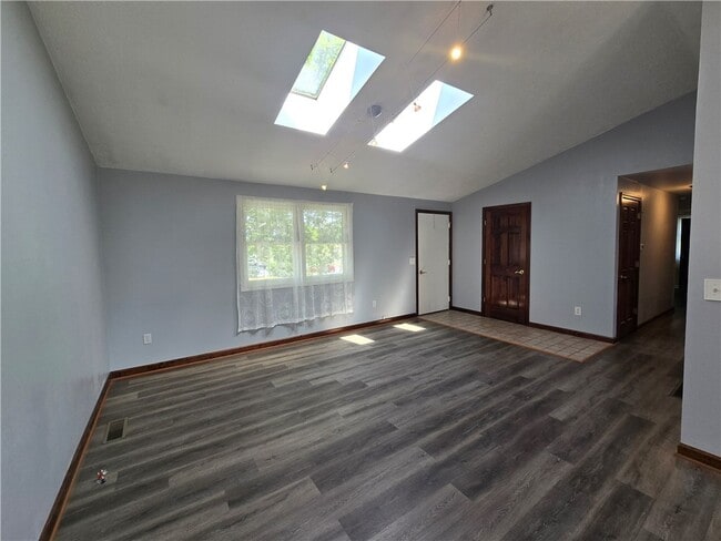 Building Photo - 237 Countess Dr