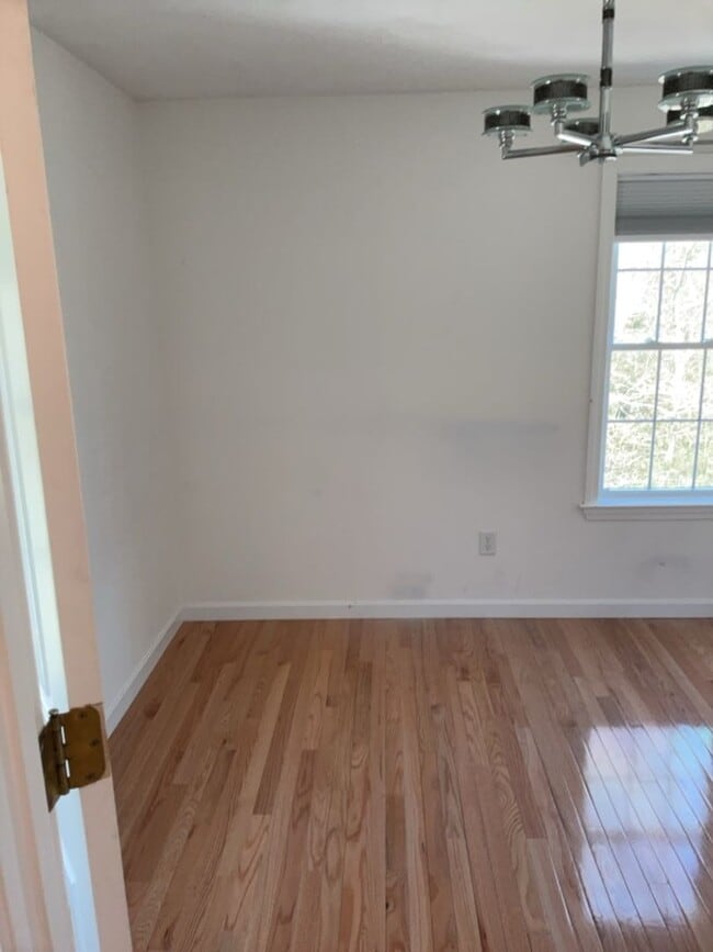 Building Photo - Large 2nd Floor Studio in Quiet Sandwich (Forestdale) Neighborhood