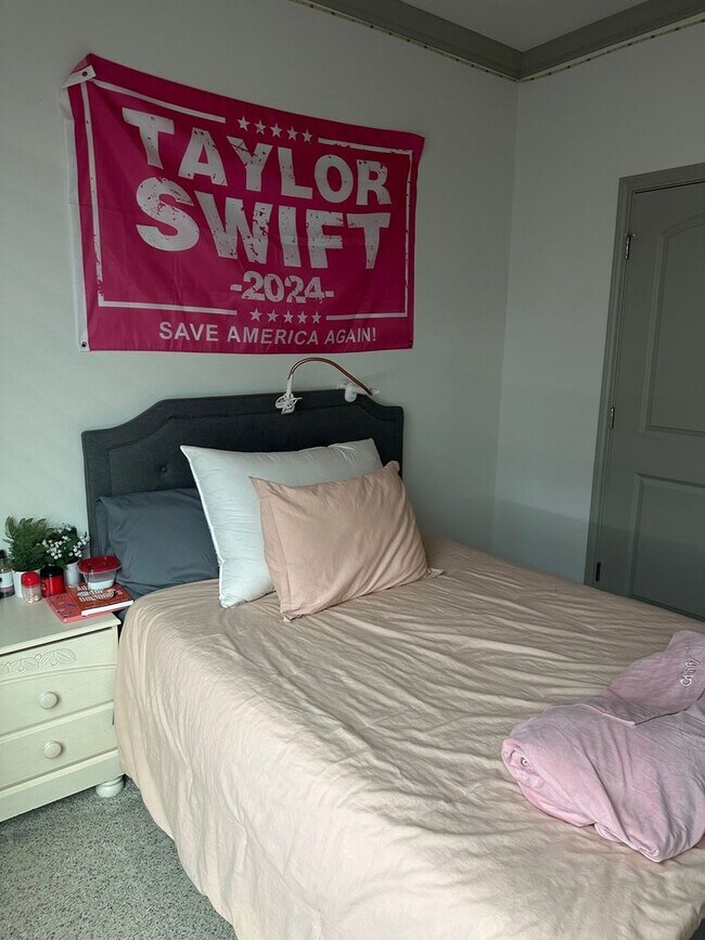 Building Photo - 1325 Summerset Ln