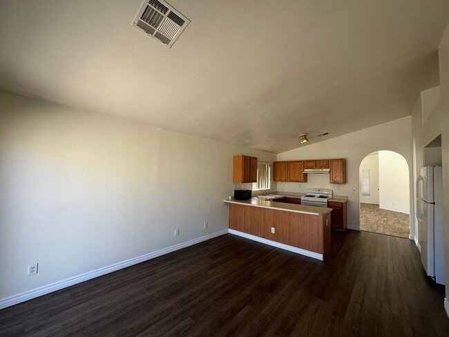 Building Photo - Decatur & Blue Diamond