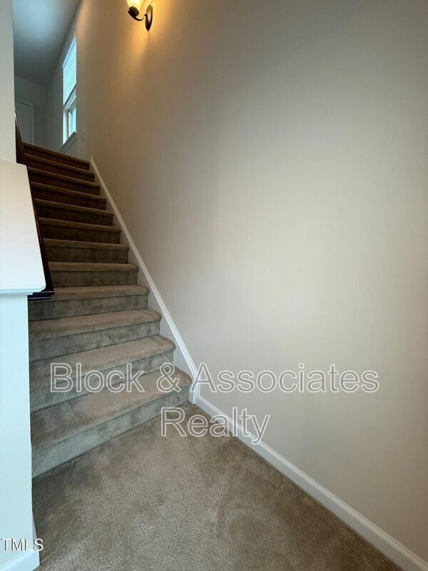 Building Photo - 238 Begen St