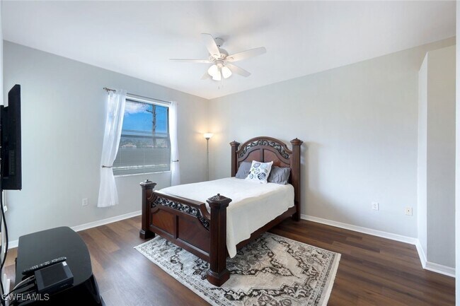 Building Photo - 360 Robin Hood Cir