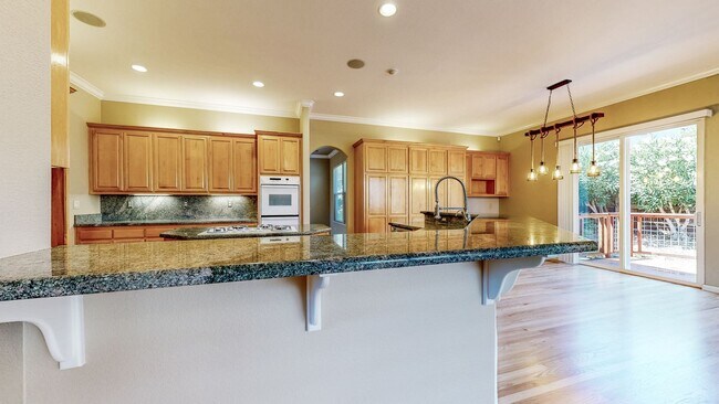Building Photo - Gorgeous Home with private yards, large de...
