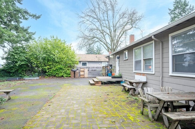 Building Photo - Comfortable 2-Bedroom Home on Large Fenced Corner Lot