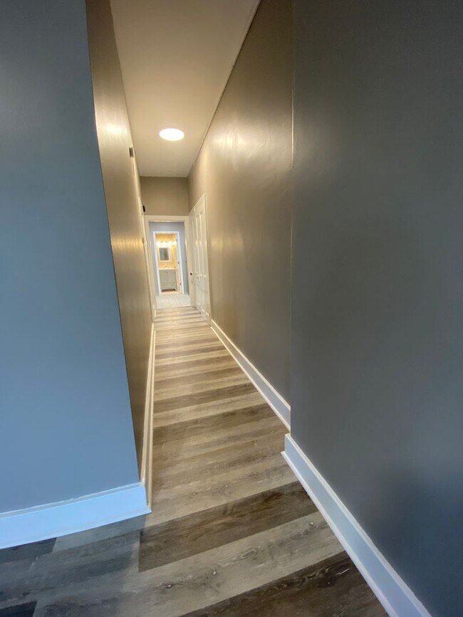 Building Photo - Remodeled one bedroom apartment
