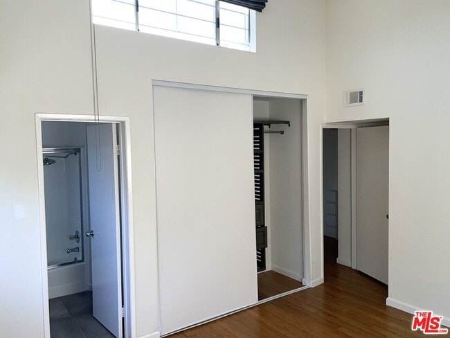 Building Photo - 1083 1/2 W Kensington Rd