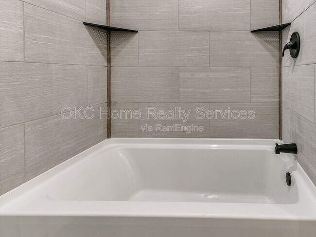 Building Photo - 1812 W Noble Ave